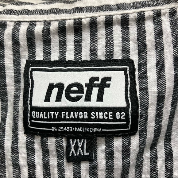 Neff Men’s short-sleeve button-up shirt with a striped pattern and a teal pocket - Picture 4 of 5